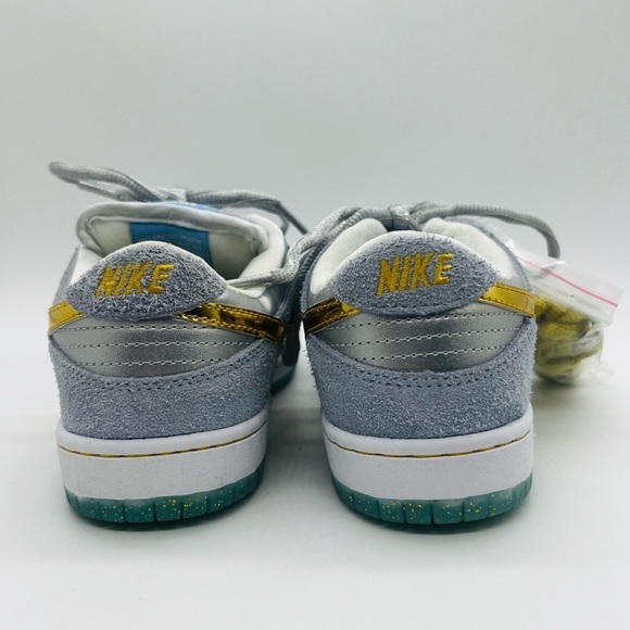 Nike SB Dunk Low 'Holiday
Special' by Sean Cliver - DC9936-
100 size 6.5 - Picture 5 of 16